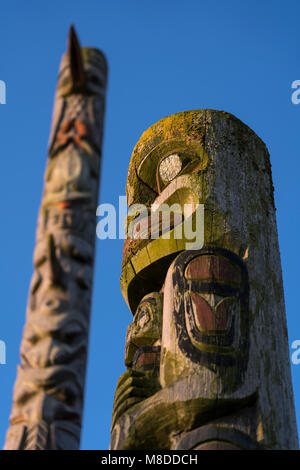 Totem Pole an Westsong Songhees Punkt auf dem Gehweg am Hafen in Victoria, British Columbia, Kanada. Stockfoto