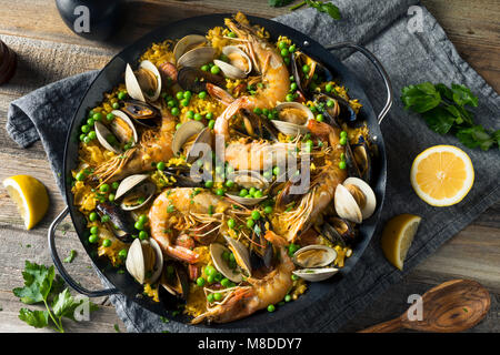 Hausgemachte spanische Paella mit Garnelen Muscheln und Venusmuscheln Stockfoto