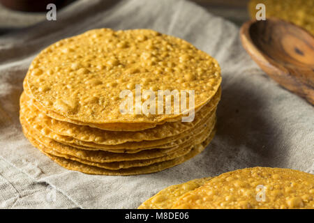 Hausgemachte Frittierte Tostadas bereit zu Toppings auf Stockfoto