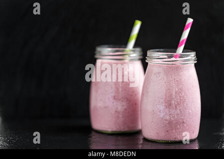 Zwei Gläser mit Berry pink Smoothies mit Johannisbeeren und Cranberry, selektiven Fokus. Stockfoto