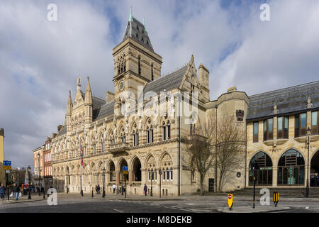 Die Außenseite des Northampton Guildhall gebaut 1861-64 von Edward Godwin im neo-gotischen Stil; jetzt Häuser Northampton Borough Council. Stockfoto