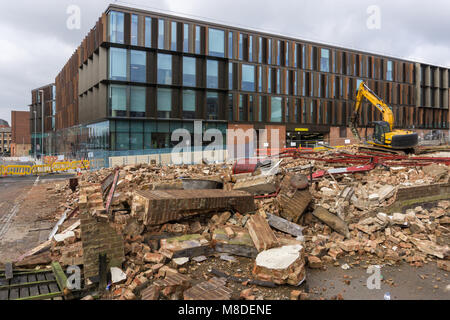 Einen Engel Platz Northampton, die modernen Hauptsitz von Northamptonshire County Council; im Vordergrund die Trümmer eines abgerissenen Gebäude. Stockfoto