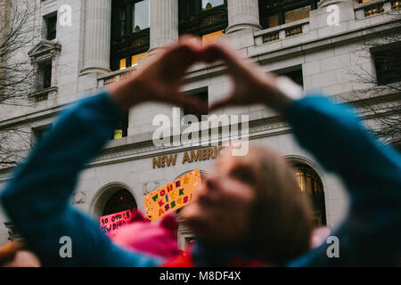 Eine Frau hält ihre Hände in der Form eines Herzens während der März der Frauen auf Washington Stockfoto