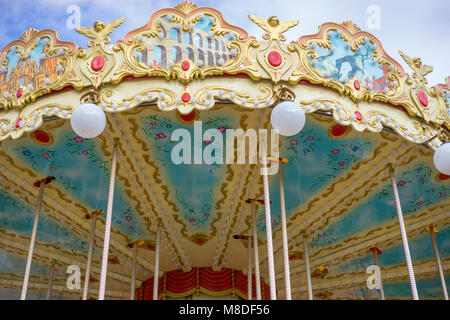 Merry-go-round, schönes Spiel für Kinder mit bunten Pferde und Spaß in einer outdoor Park Stockfoto