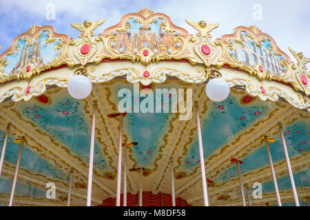 Attraktion Merry-go-round, schönes Spiel für Kinder mit bunten Pferde und Spaß in einer outdoor Park Stockfoto