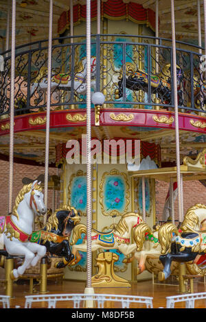 Merry-go-round, schönes Spiel für Kinder mit bunten Pferde und Spaß in einer outdoor Park Stockfoto