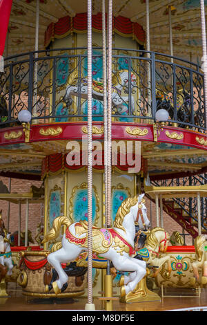 Zirkus, Merry-go-round, schönes Spiel für Kinder mit bunten Pferde und Spaß in einer outdoor Park Stockfoto