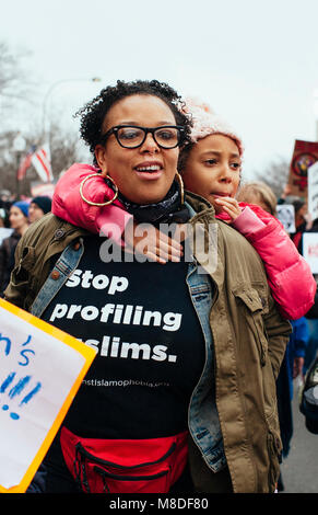 Shana und Lola (6 Jahre alt) Gittens März im März der Frauen auf Washington D.C., 21. Januar 2017 Stockfoto