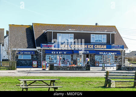 Ein Geschenkeladen mit Souvenirs, Geschenke und Eis, Lizard Halbinsel, Cornwall, South West England, Großbritannien Stockfoto