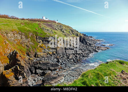 Ein Blick zurück in Richtung Leuchtturm am Holseer Cove, Lizard Point auf der Lizard Halbinsel, Cornwall, South West England, Großbritannien Stockfoto