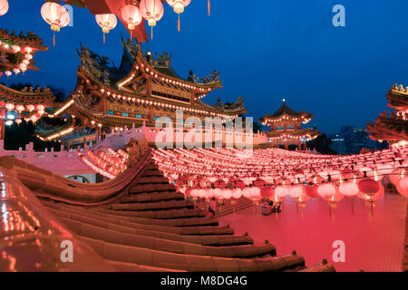 Traditionelle Chinesische Laternen Anzeige in Thean Hou Tempel beleuchtet für Chinese New Year Festival, Kuala Lumpur, Malaysia. Stockfoto
