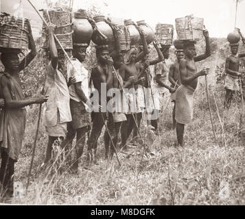 1940 s Osten Afrika - Uganda - wasserträger Ankole Stockfoto