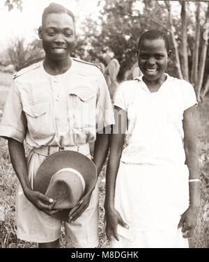 1940 s Osten Afrika - Uganda - Britische Armee Askari Soldat und seine Freundin Stockfoto