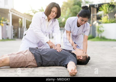 Not-CPR auf ein Mann, der Herzinfarkt, ein Teil des Prozesses Reanimation (Erste Hilfe) Stockfoto