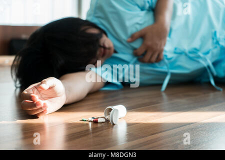 Asiatische Frau Selbstmord durch Überdosierung von Medikamenten. Nahaufnahme einer Überdosis Pillen und Süchtigen. Stockfoto