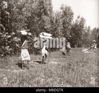 1940 s Osten Afrika - Uganda - Wanderarbeitnehmer aus dem Kongo mit ihren Reisen Packs Stockfoto