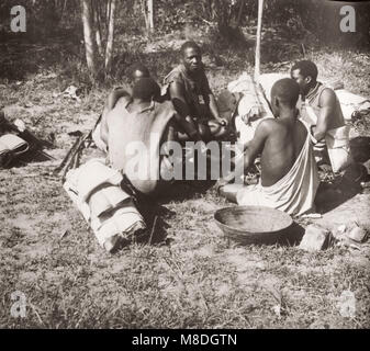 1940 s Osten Afrika - Uganda - Wanderarbeitnehmer aus dem Kongo mit ihren Reisen Packs Stockfoto