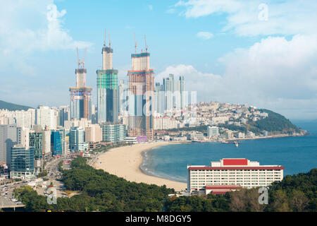 Blick auf Haeundae Beach in Busan. Haeundae Beach ist der beliebteste Strand in Busan in Südkorea. Stockfoto