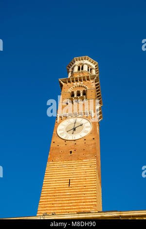 Torre Dei Lamberti, der Clock Tower in Piazza delle Erbe. Verona, Italien Stockfoto