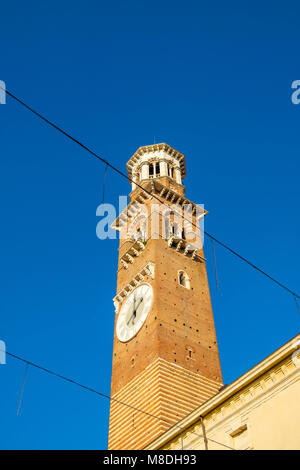 Torre Dei Lamberti, der Clock Tower in Piazza delle Erbe. Verona, Italien Stockfoto