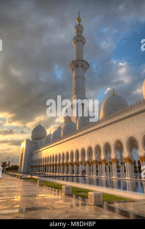 ABU DHABI, VAE - Februar 01: Sheikh Zayed Grand Moschee, Abu Dhabi, VAE am Februar 01, 2016 in Abu Dhabi. Die drittgrößte Moschee der Welt Stockfoto