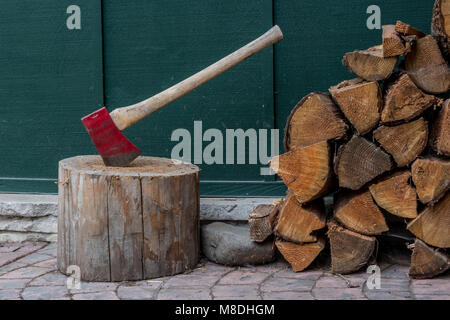 In der Nähe von Feuer Holz und Ax auf der Hütte Terrasse Stockfoto