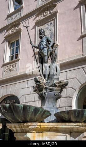 Neptun Brunnen am Hauptplatz, der Piazza Erbe Obstmarkt in Bozen, Südtirol, Italien, Europa Stockfoto