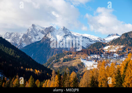 Bergige Landschaft mit Dörfern von Colle Santa Lucia an der Dolomiten in Italien Stockfoto