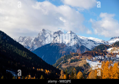 Bergige Landschaft mit Dörfern von Colle Santa Lucia an der Dolomiten in Italien Stockfoto