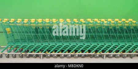 Shopping Carts auf einem Parkplatz banner Hintergrund Stockfoto