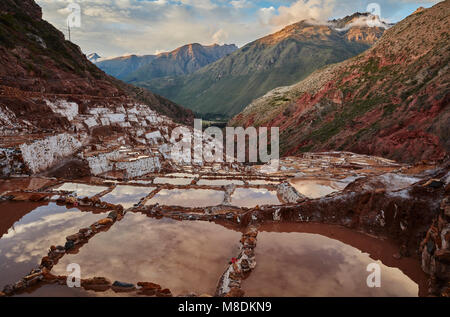 Anzeigen von Salz Terrassen, Maras, Cusco, Peru Stockfoto