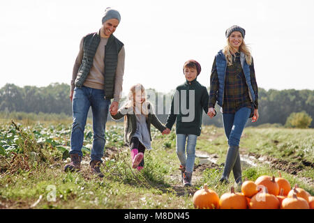 Paar Hände mit Sohn und Tochter in Pumpkin Patch Feld Stockfoto