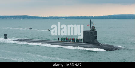 Die Marine der Vereinigten Staaten Virginia Kategorie Angriffs-U-Boot, die USS Virginia (SSN774) in Portsmouth, Großbritannien ankommen auf 24/8/13 für einen Höflichkeitsbesuch. Stockfoto