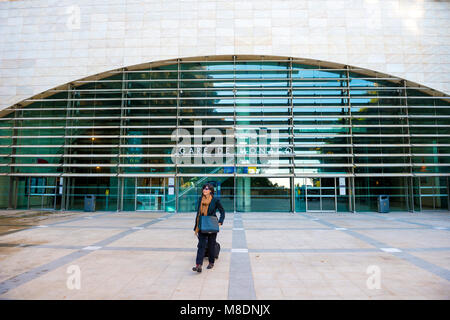 Frau gehen mit Ihrem Gepäck in Gare de Monaco in Monte Carlo in Provence-Alpes-Côte d'Azur, Monaco Stockfoto