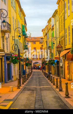 Gasse in der Altstadt mit Straßenlaternen in Menton in Provence-Alpes-Côte d'Azur, Frankreich Stockfoto