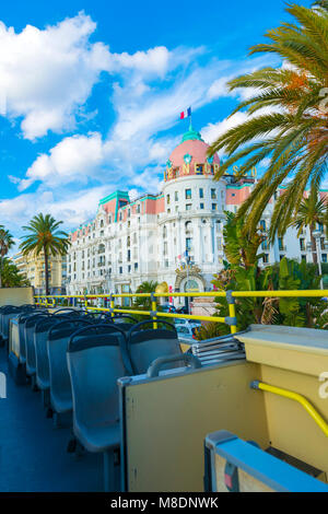 Dach Blick von einem Cabrio Bus über Schön und Hotel Le Negresco in Provence-Alpes-Côte d'Azur, Frankreich Stockfoto