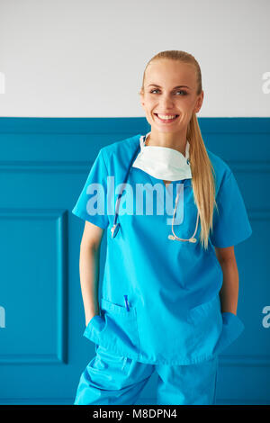 Portrait von weiblichen Chirurg tragen surgical Scrubs, lächelnd Stockfoto