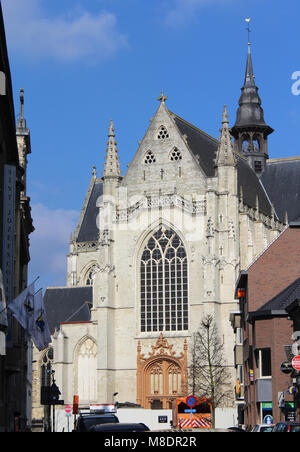 AALST, Belgien, 24. Februar 2018: Die neu renovierte Äußere der Kirche von St. Martin (Sint Martinus Kerk) in Aalst, Belgien. Die Kirche ist eine Lan Stockfoto