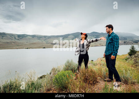 Paar in der Nähe von Dillon Reservoir, die arme junge Frau ausgestreckten, Silverthorne, Colorado, USA Stockfoto