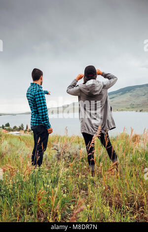 Paar in der Nähe von Dillon Stausee, Ansicht, Silverthorne, Colorado, USA Stockfoto