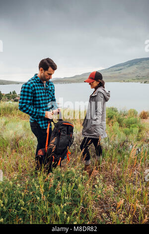 Paar stand neben Dillon Reservoir, Silverthorne, Colorado, USA Stockfoto