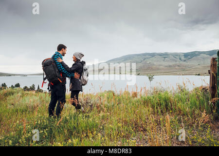 Paar stand neben Dillon Reservoir, von Angesicht zu Angesicht, Silverthorne, Colorado, USA Stockfoto