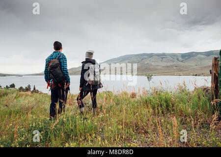 Paar in der Nähe von Dillon Stausee, Ansicht, Silverthorne, Colorado, USA Stockfoto