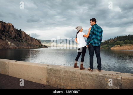 Paar stehend auf Wand neben Dillon Reservoir, Silverthorne, Colorado, USA Stockfoto