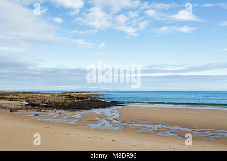 Eine kleine Bucht zwischen Beadnell Bay und niedrigen Newton by-the-Sea Stockfoto