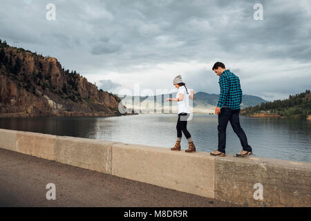Paar entlang Wand neben Dillon Reservoir, Silverthorne, Colorado, USA Stockfoto