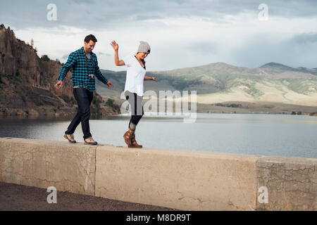 Paar entlang Wand neben Dillon Reservoir, Silverthorne, Colorado, USA Stockfoto