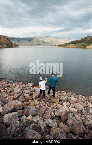 Paar auf Felsen neben Dillon Reservoir, Erhöhte Ansicht, Silverthorne, Colorado, USA Stockfoto