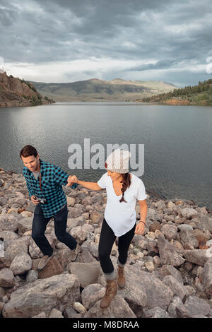 Paar auf Felsen neben Dillon Reservoir, Erhöhte Ansicht, Silverthorne, Colorado, USA Stockfoto