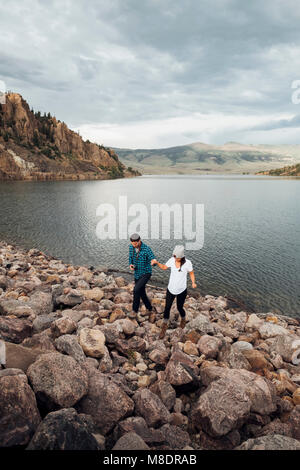 Paar auf Felsen neben Dillon Reservoir, Erhöhte Ansicht, Silverthorne, Colorado, USA Stockfoto